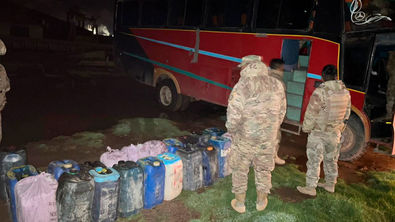 Interceptan bus con 2000 litros de combustible de contrabando en carretera Chama - Charaña