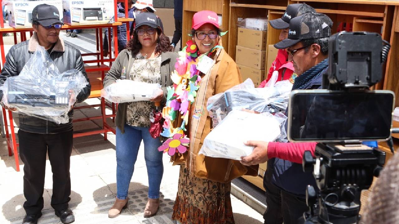 Alcaldía de El Alto fortalece educación con equipos industriales y de oficina