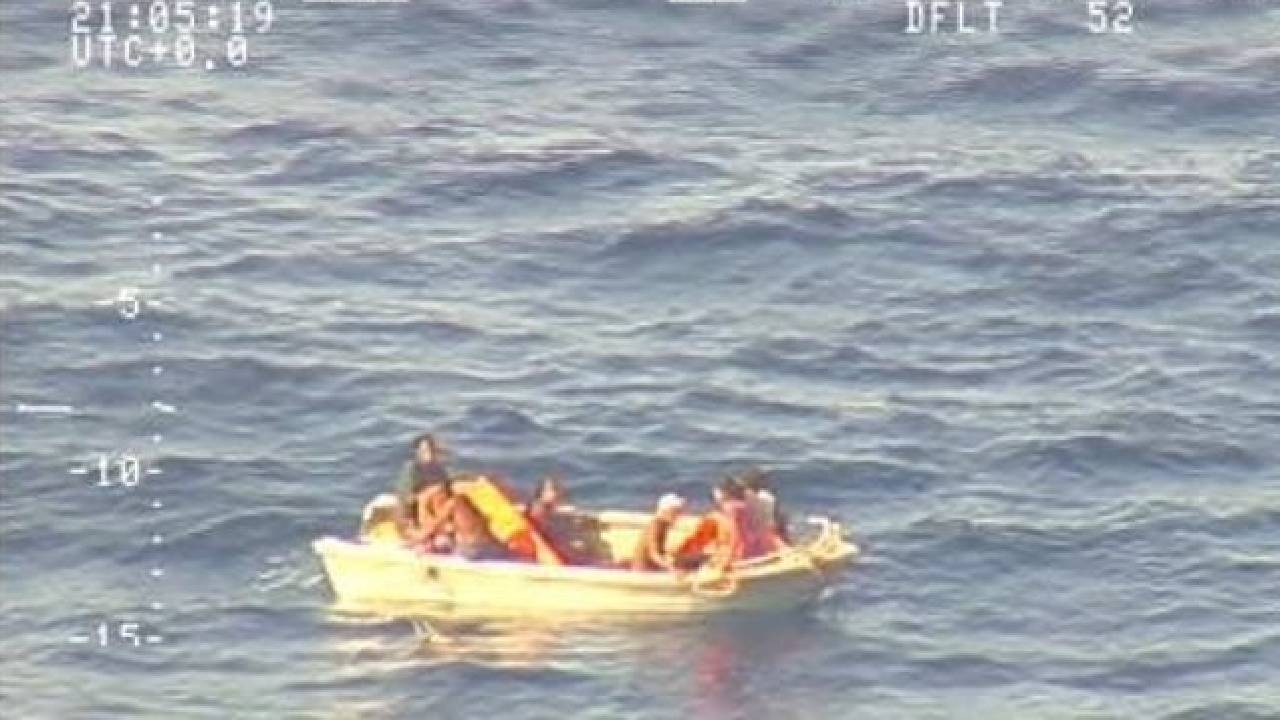  Once Supervivientes Hallados Después de Tres Días a la Deriva en el Mar Cerca de la Isla de Selayar