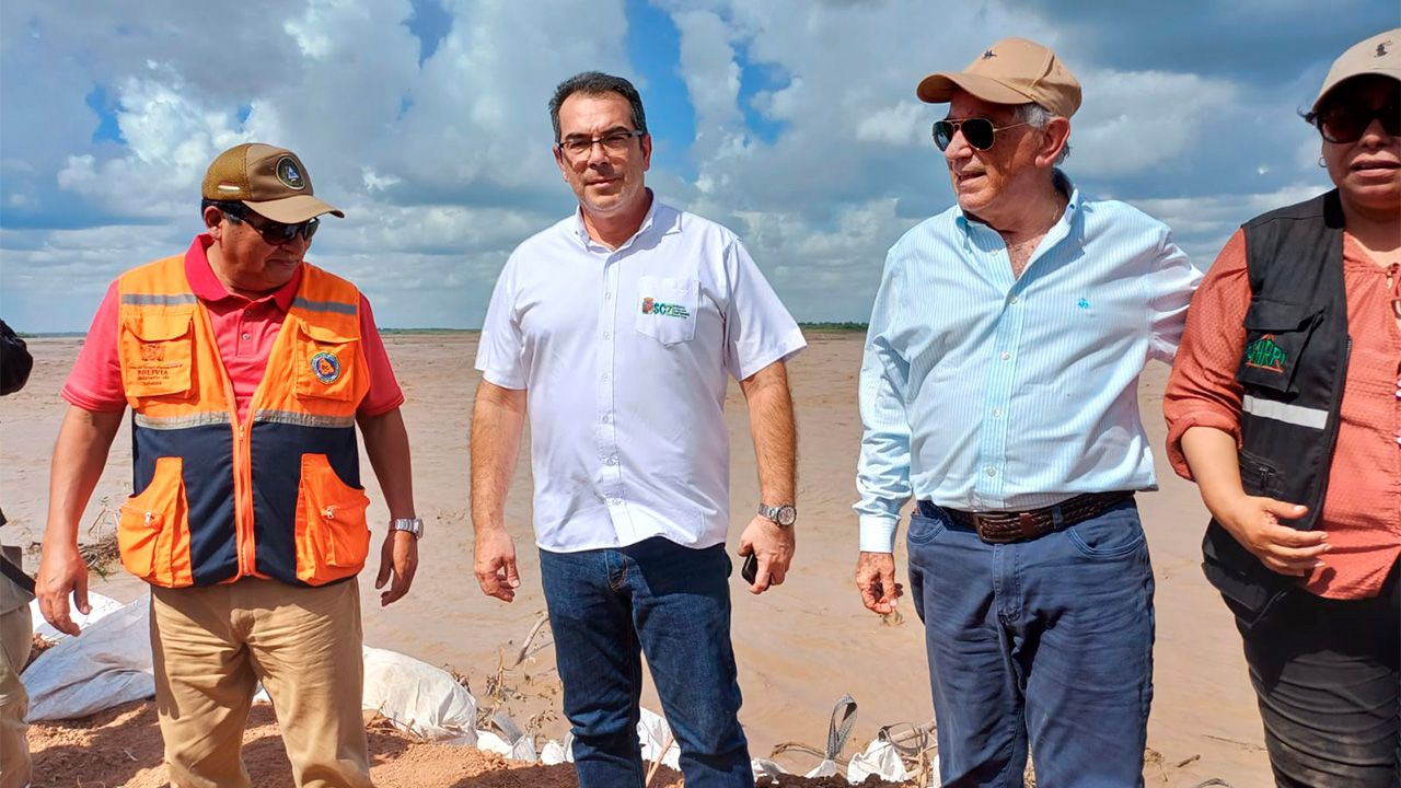 Autoridades inspeccionan comunidad San Lorenzo y coordinan construcción de diques de contención ante crecida del Río Grande