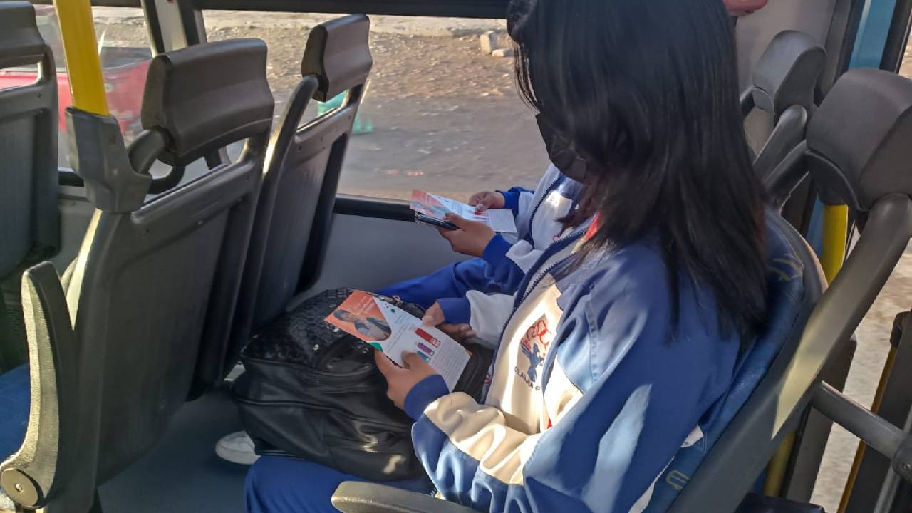 En los buses municipales se les informa a los usuarios la importancia de censarse en El Alto