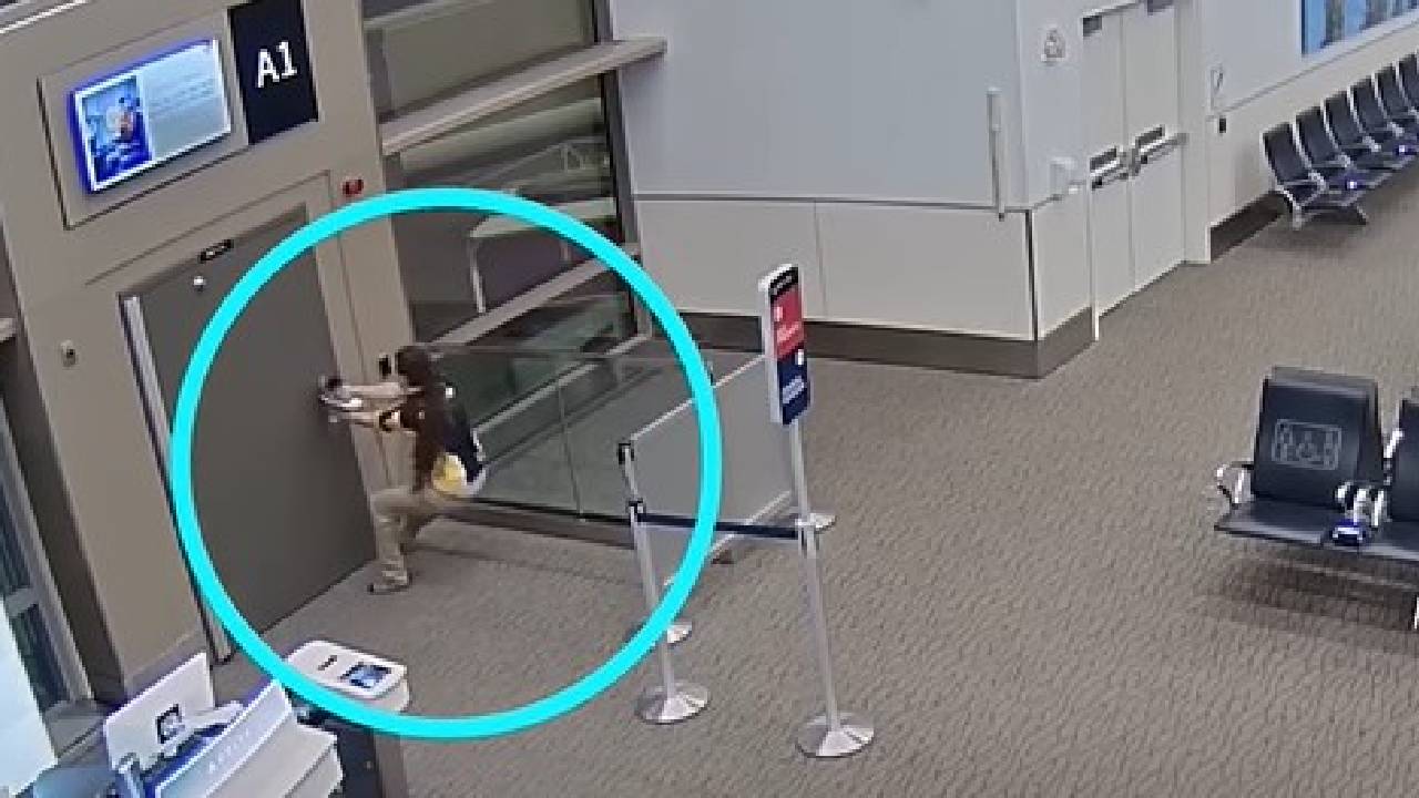 Desesperado por llegar a tiempo a su vuelo, hombre toma decisión desgarradora por despedirse de su abuelo.