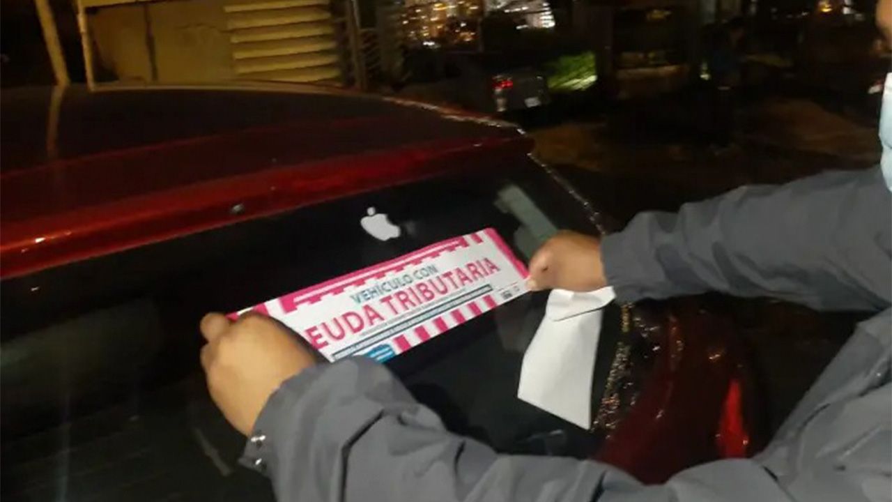 Funcionarios Municipales recuerdan a propietarios deudas de impuestos a los automotores