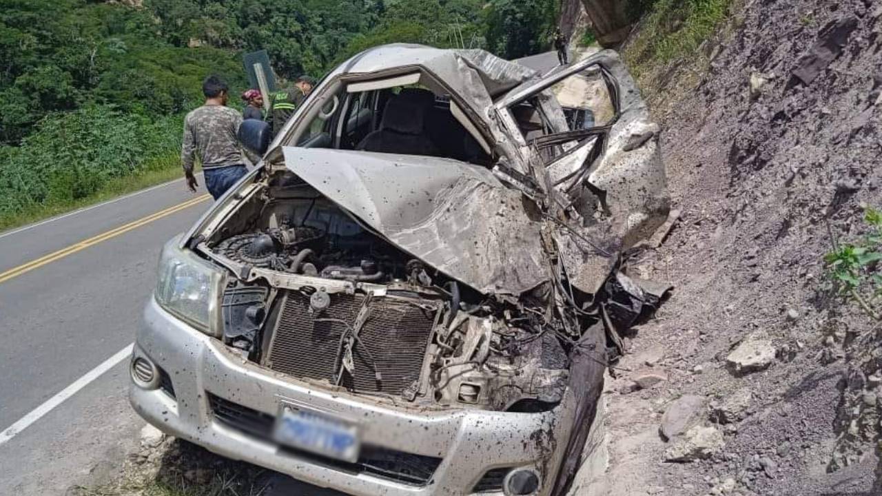 Trágico accidente en Samaipata: Camioneta deja un muerto y un herido