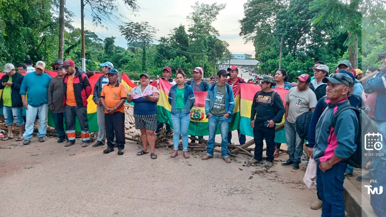 Trabajadores municipales de Cobija bloquean por salarios atrasados desde hace cinco meses