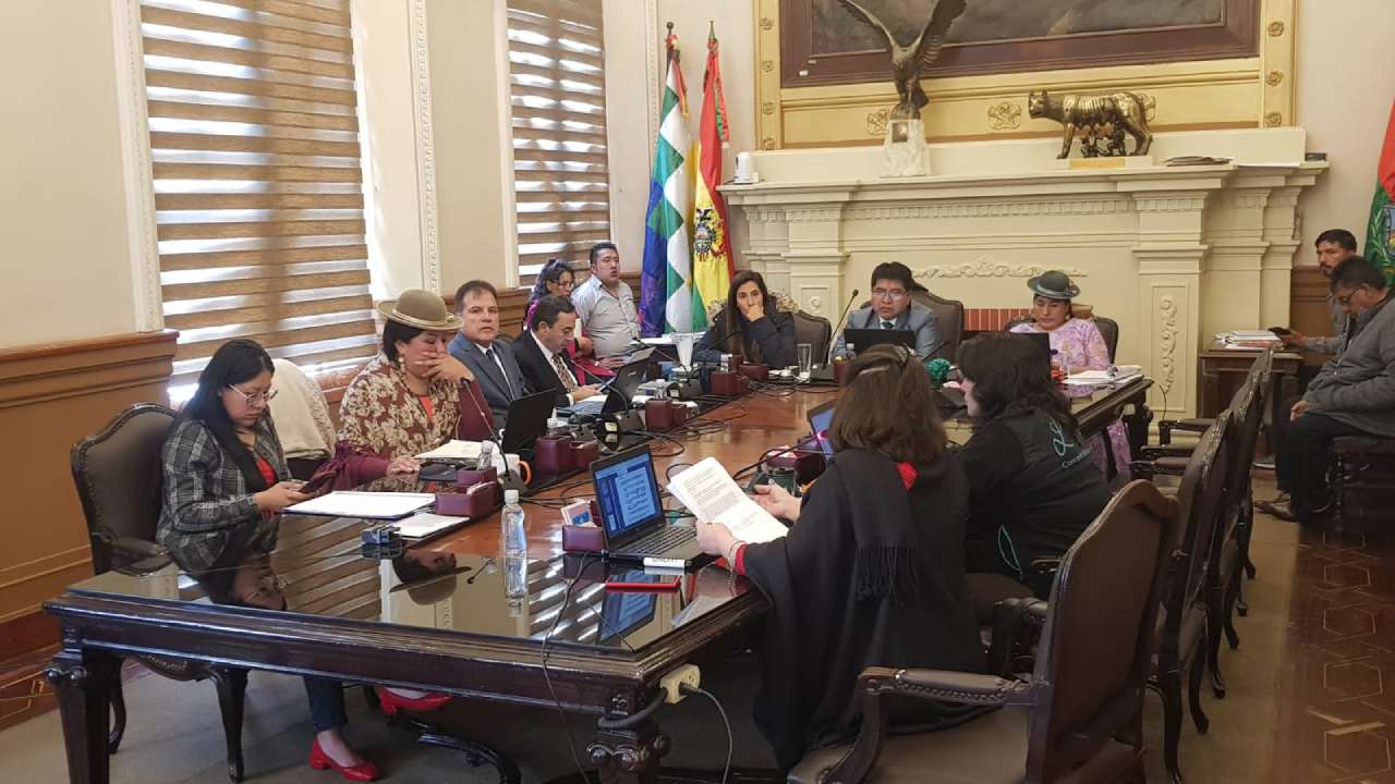 Concejo aprueba su "falta total de confianza" contra cinco altas autoridades y alista denuncia penal contra Arias