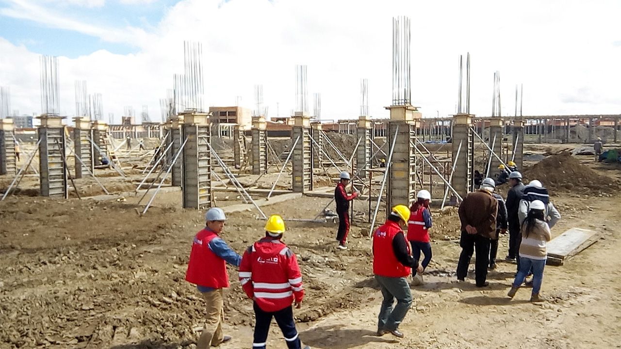 Alcaldía y vecinos verifican que el avance de obras del hospital Senkata está bajo cronograma