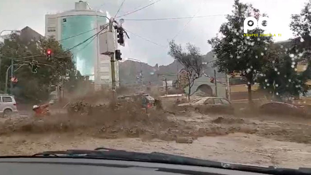 Emergencia en La Paz: Río desbordado arrastra vehículos y personas