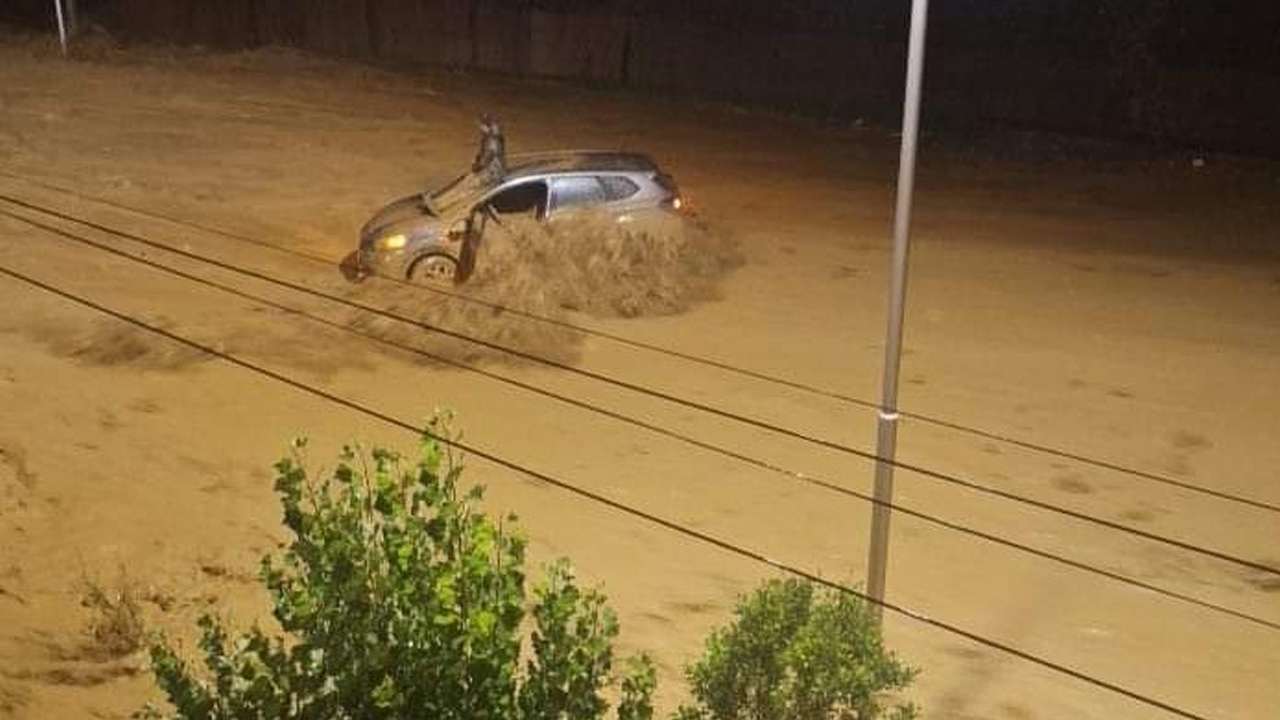 Caos en La Paz: Tormenta y desborde en calles siembran temor y arrastran autos