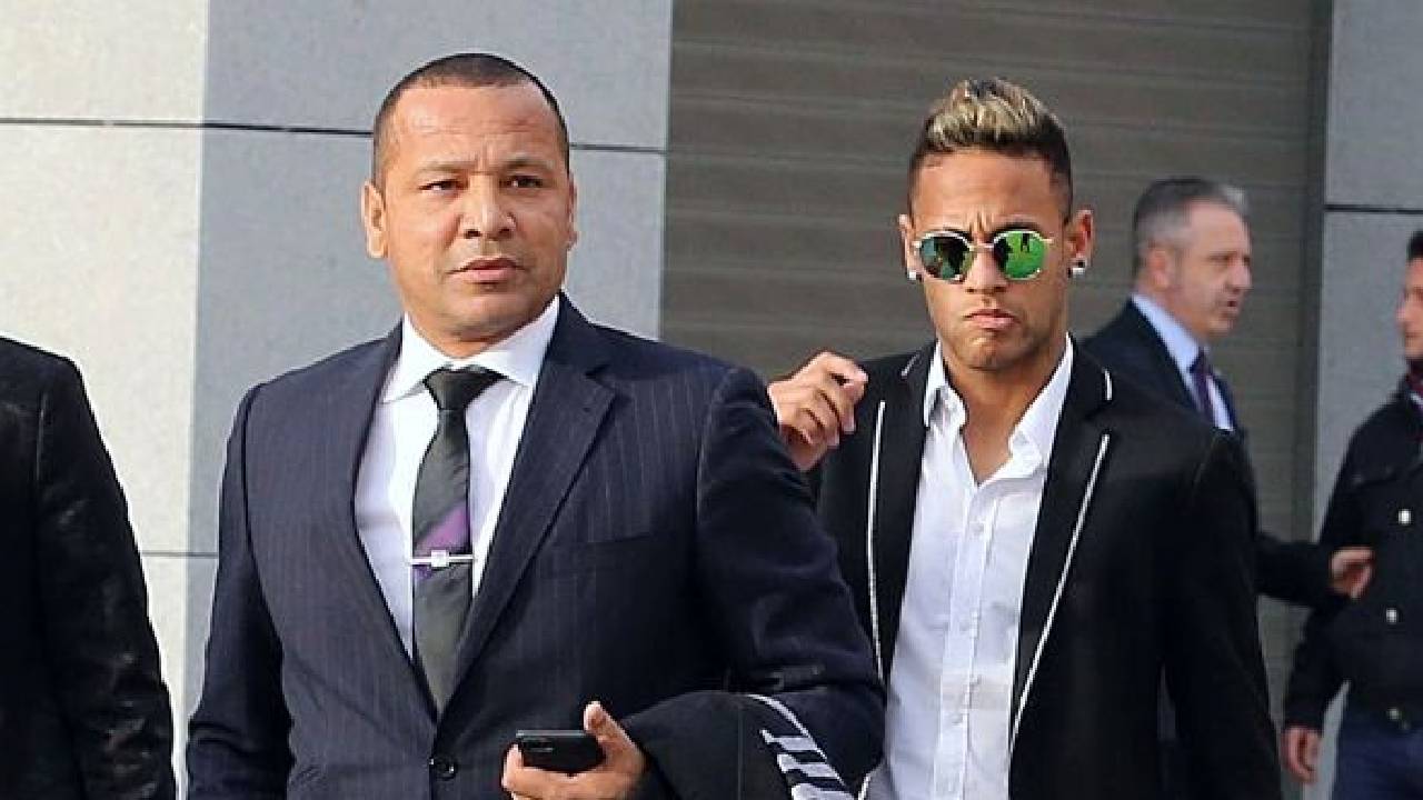 El padre de Neymar asumirá la fianza de un millón de euros para Dani Alves