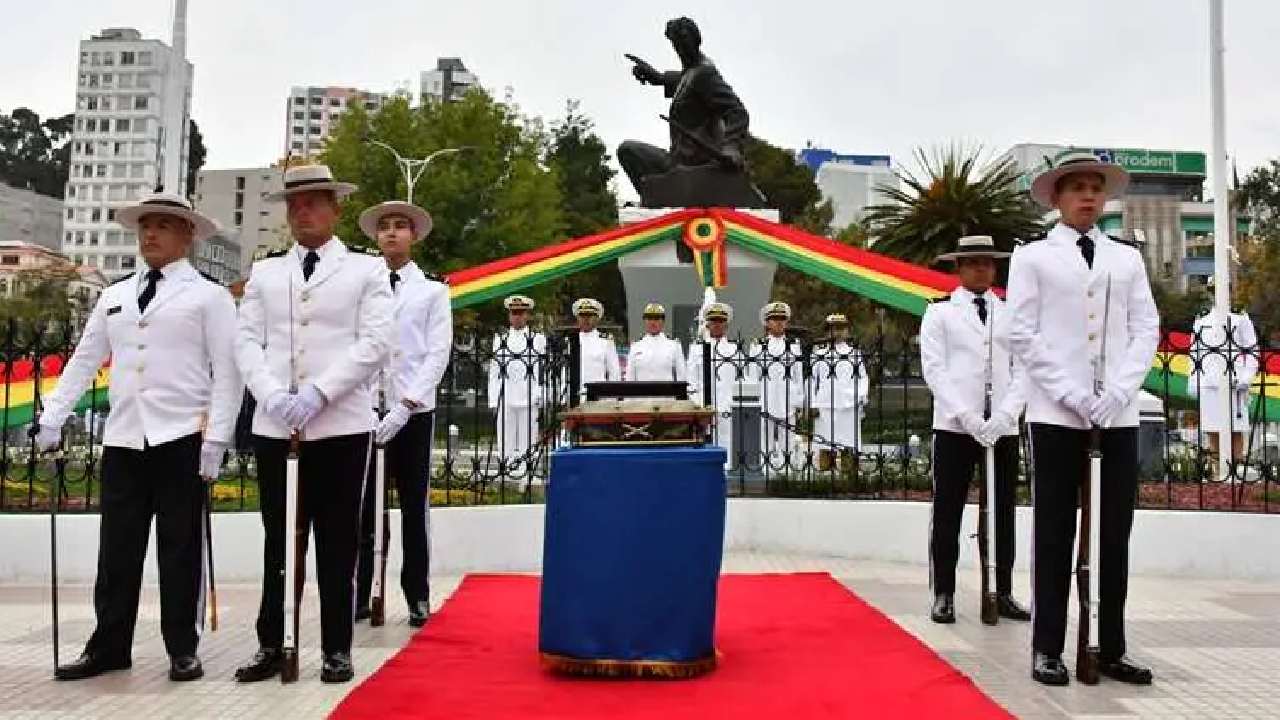 Con la entrega de ofrendas florales, comienza el acto central del día del mar