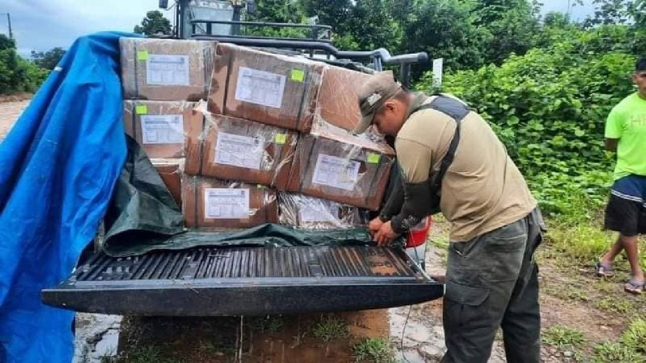 Camioneta del INE que trasladaba material censal es arrastrada por el río en el Chapare