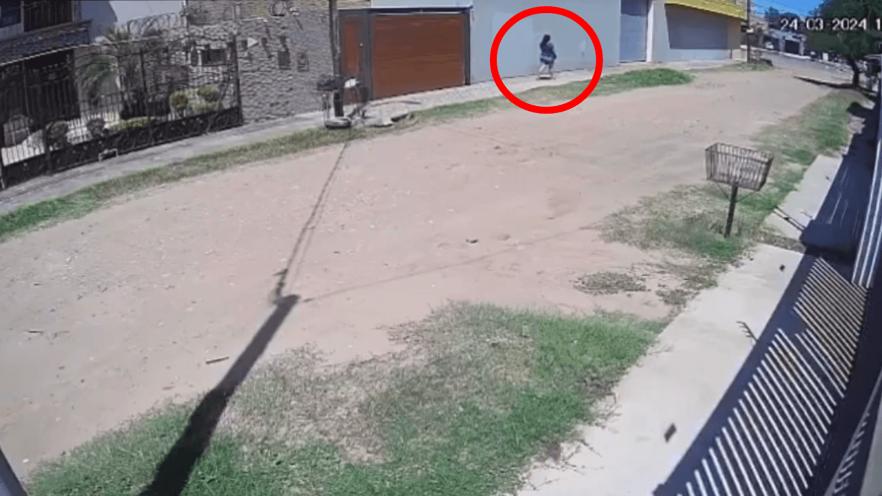 Mujer es asaltada por dos delicuentes a bordo de una motocicleta