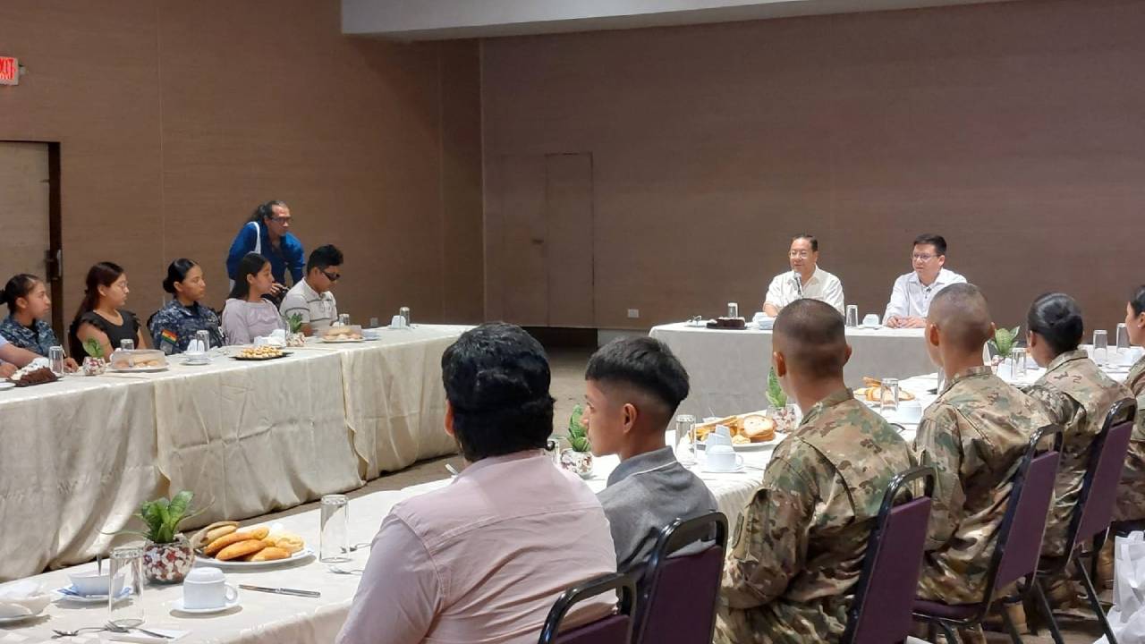 Arce se reúne con voluntarios censistas en Santa Cruz para agradecer su labor
