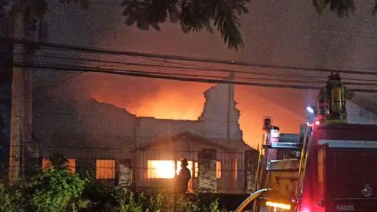 Un incendio se registró en los galpones de una fábrica de plásticos, en la zona del Parque Industrial 