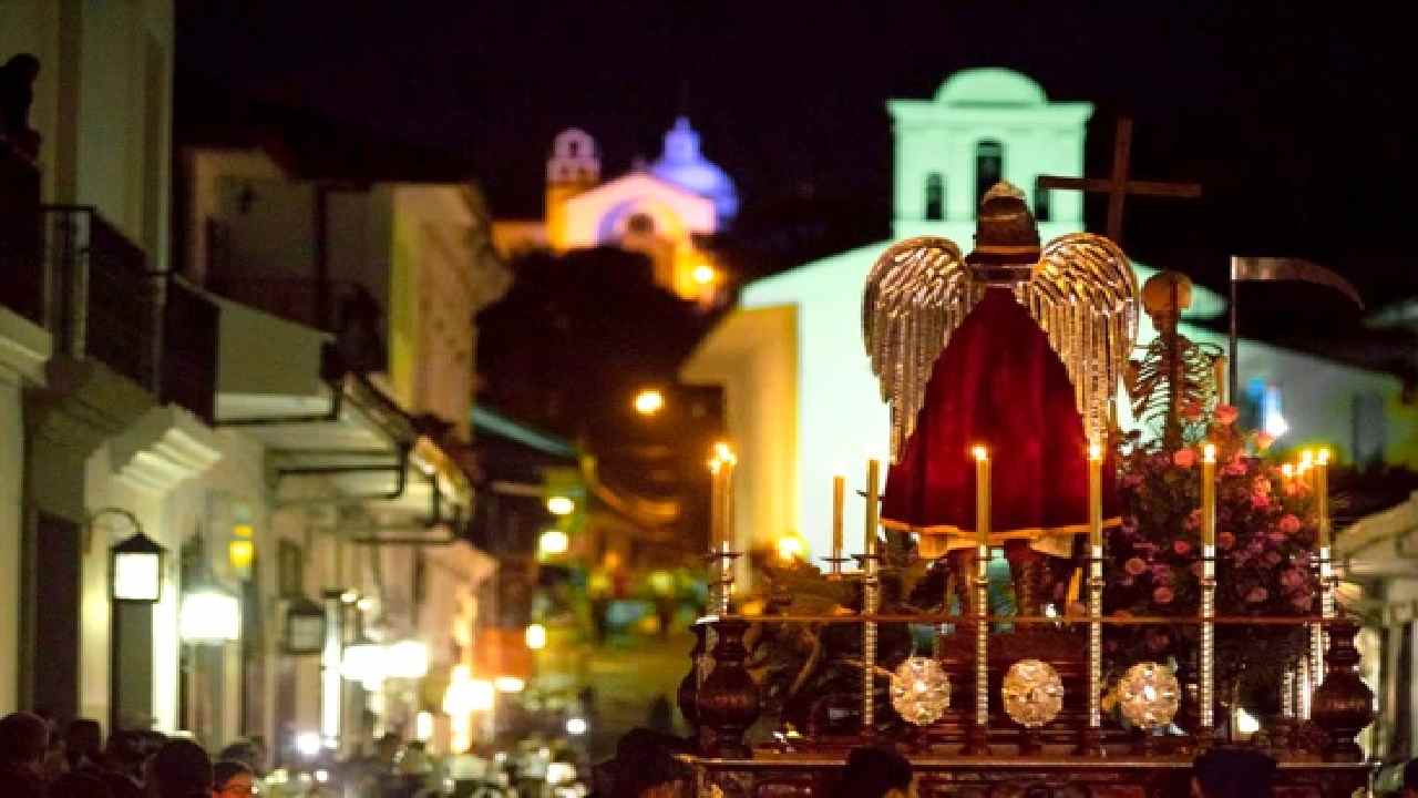 Fieles reviven el vía crucis y acompañan a Jesús en su camino al calvario