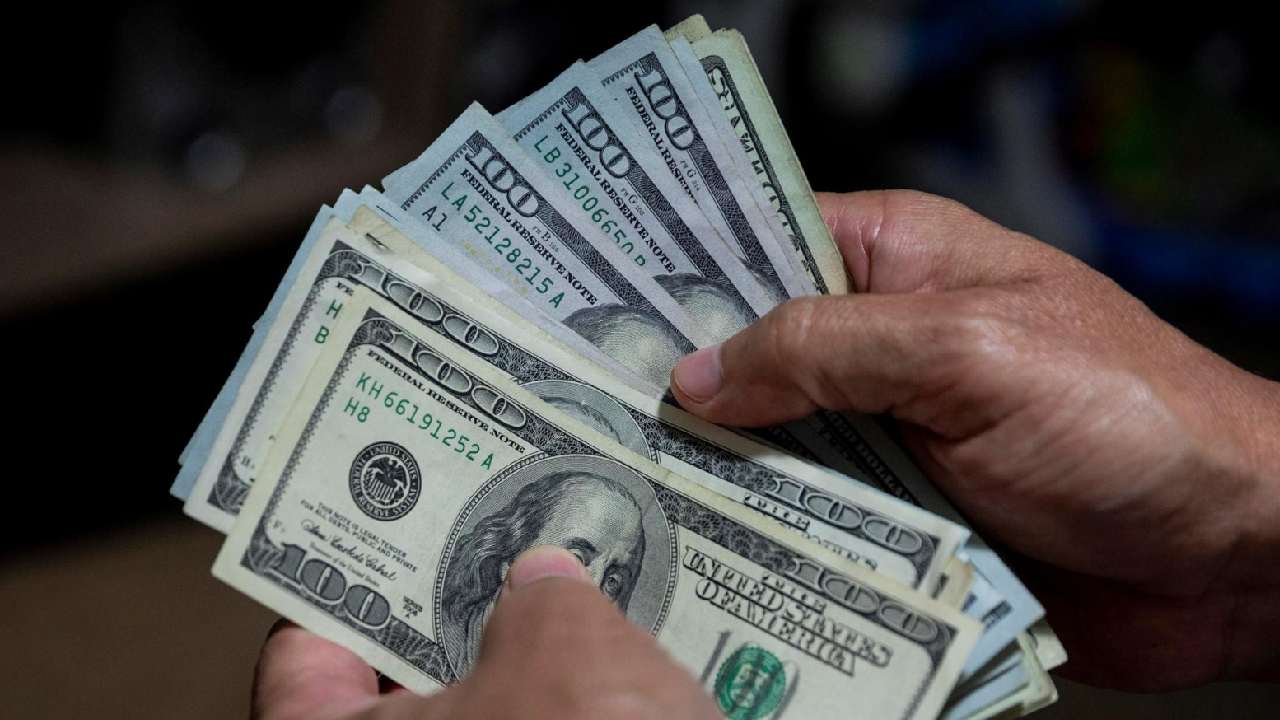 Límite de comisión para giros al exterior causa distorsión en el mercado, afirman expertos