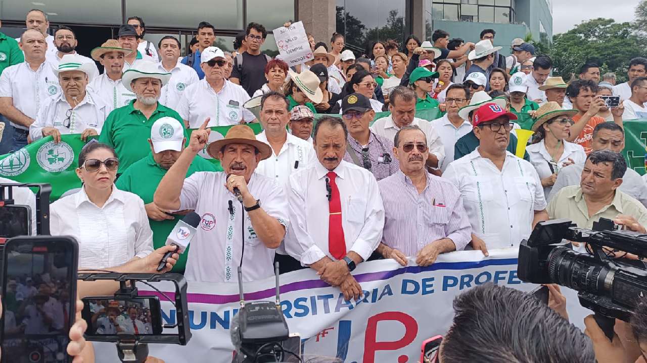 Marcha del sector salud y estatal cruceña en protesta contra la jubilación forzosa