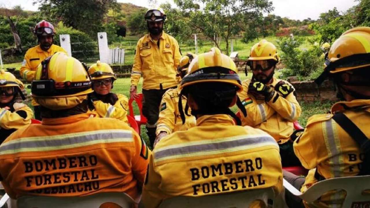 Bolivia conmemora el día nacional del bombero voluntario
