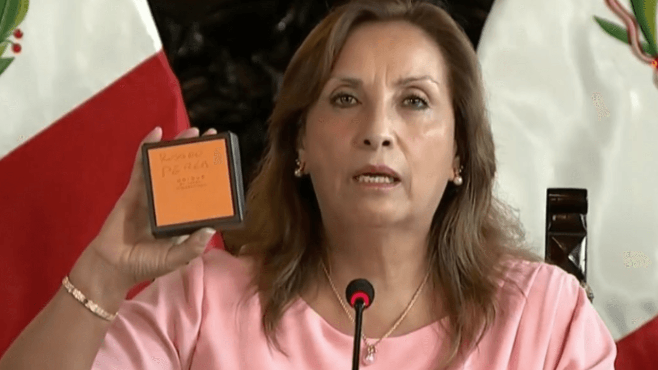 Presidenta de Perú niega corrupción y afirma que relojes Rolex fueron un préstamo 