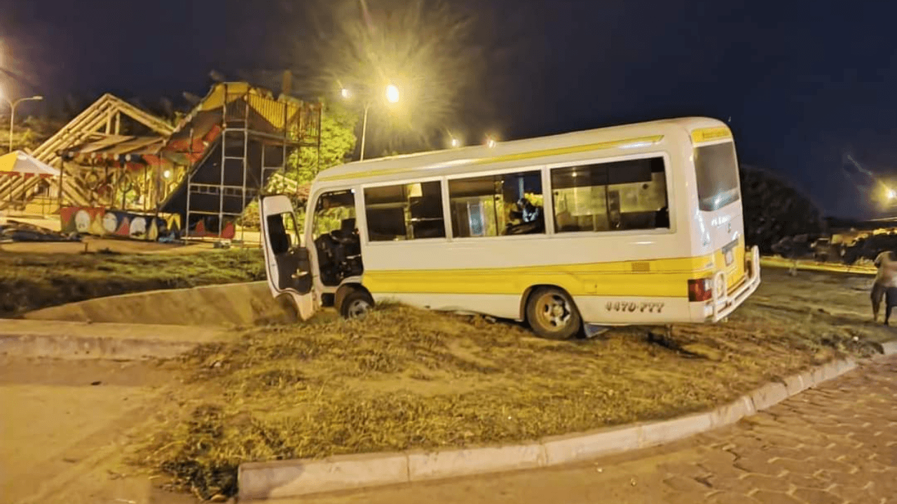Accidente de tránsito en la Av. El Mechero del Plan 3000: Micro de la línea 36.