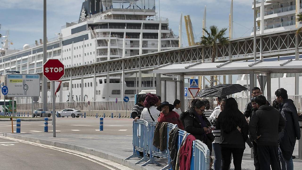 España deportará a 65 Bolivianos por llegada con visas falsas al puerto de Barcelona