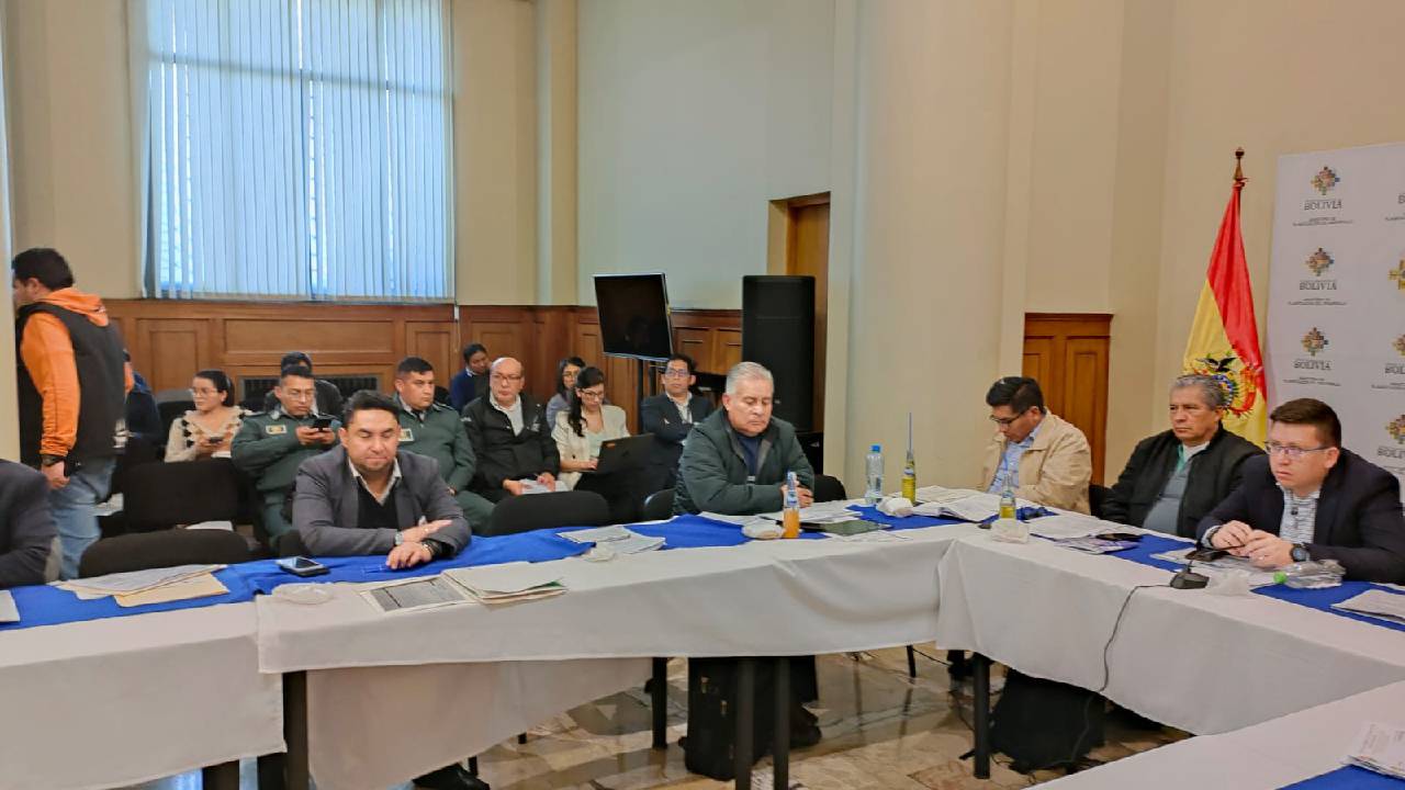 Ministros de Defensa, Desarrollo Productivo y Planificación se reúnen por demandas de fabriles