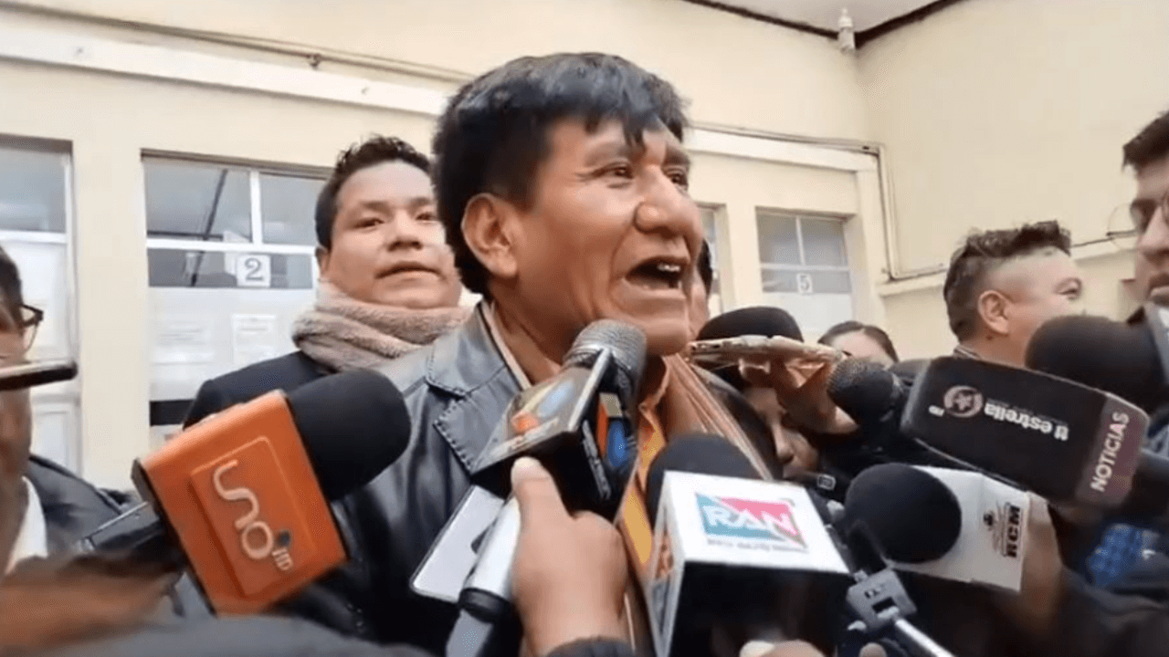 Felipe Quispe no quiere hablar del dinero para revocatorio de la alcaldesa Eva Copa 