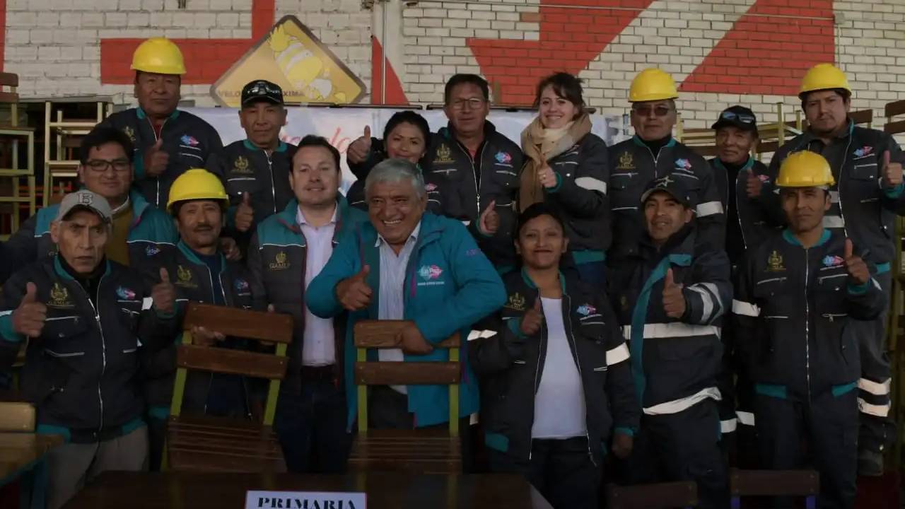  Entrega de mobiliario escolar, cámaras de vigilancia y monitores a unidades educativas por parte del Alcalde Arias