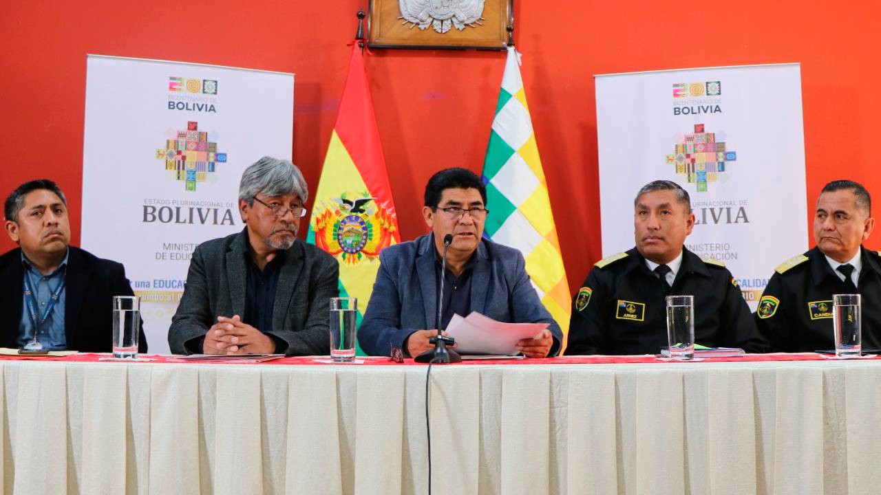 Ministro Veliz garantiza el derecho a la educación de los estudiantes de la Escuela Marítima