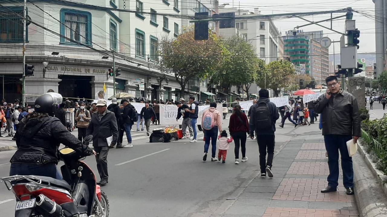 Sindicatos de transporte y asociación de discapacitados cumplen tercer día de bloqueo en el centro paceño