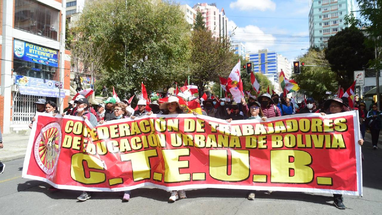 Maestros protestan en el centro de La Paz: "Bloqueo de las Mil esquinas" en espera del diálogo