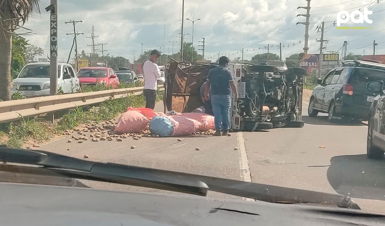 Incidente en la Carretera Warnes-Montero: Camión de Verduras se Vuelca