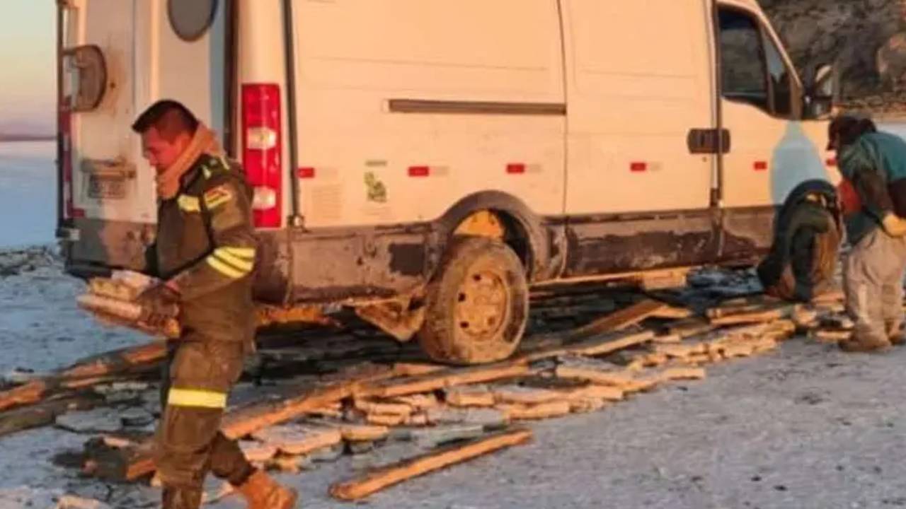 Cuatro turistas extranjeros rescatados con vida en el Salar de Uyuni