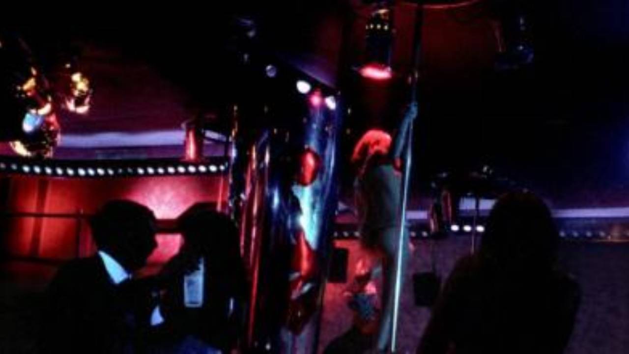 ¡Escándalo!: Hombre buscaba el servicio de las "las cariñosas" y su esposa salió a atenderlo