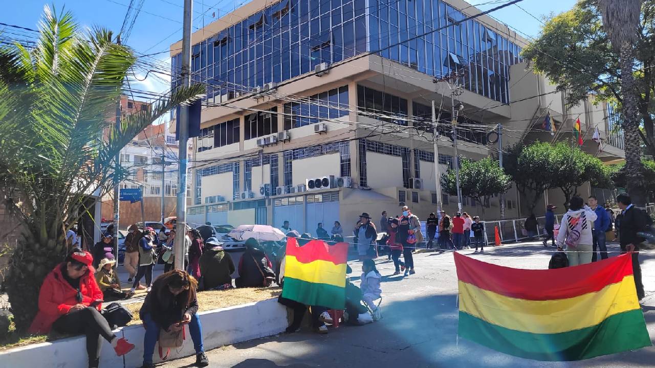 Bloqueo en Sucre: Padres de familia exigen apoyo del concejo municipal para educación