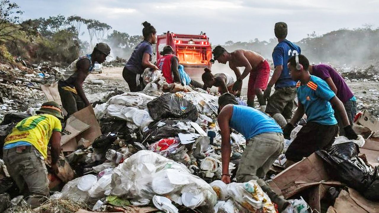 "Mi hijo murió tras comer basura del botadero" Crisis en Venezuela