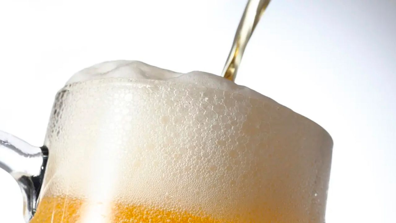 Firma japonesa crea una lata de cerveza que te ayuda a "crear una espuma ideal"