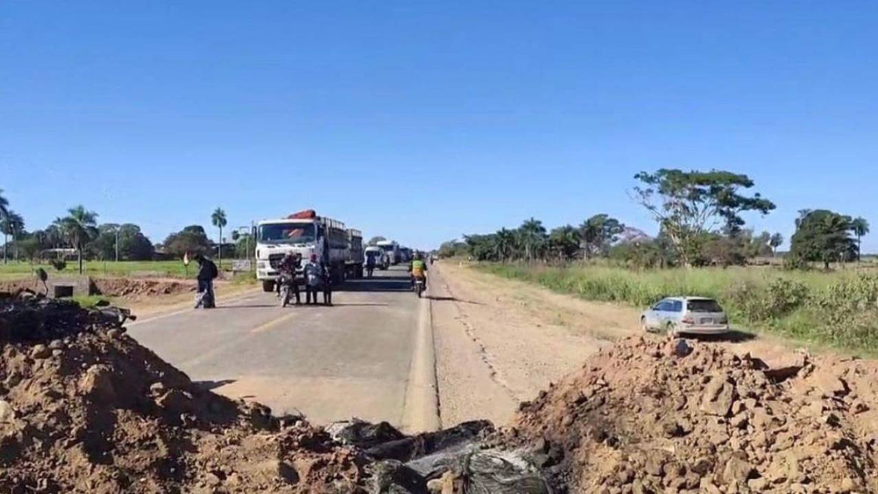 Bloqueo en ruta Santa Cruz-Beni por incremento de tarifas de transporte