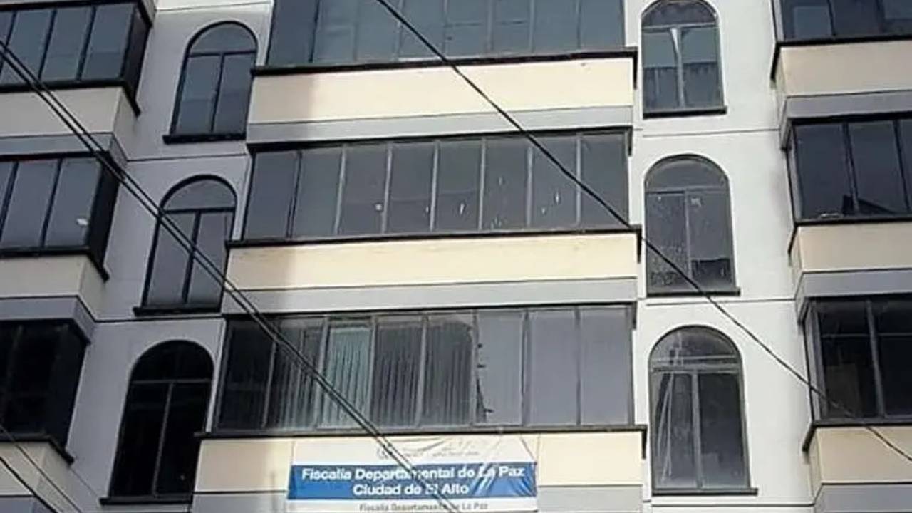  Feminicidio en El Alto: Hombre degolla a una mujer tras rechazo sentimental