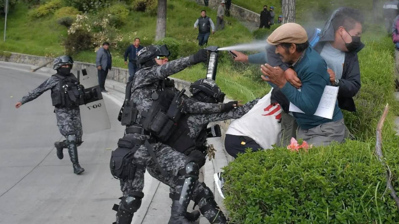 La Policía Boliviana reprime  bloqueos de transportistas en La Paz