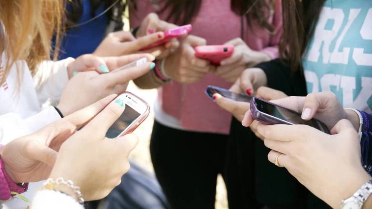 Estudio vincula adicción a internet en adolescentes con cambios en el cerebro
