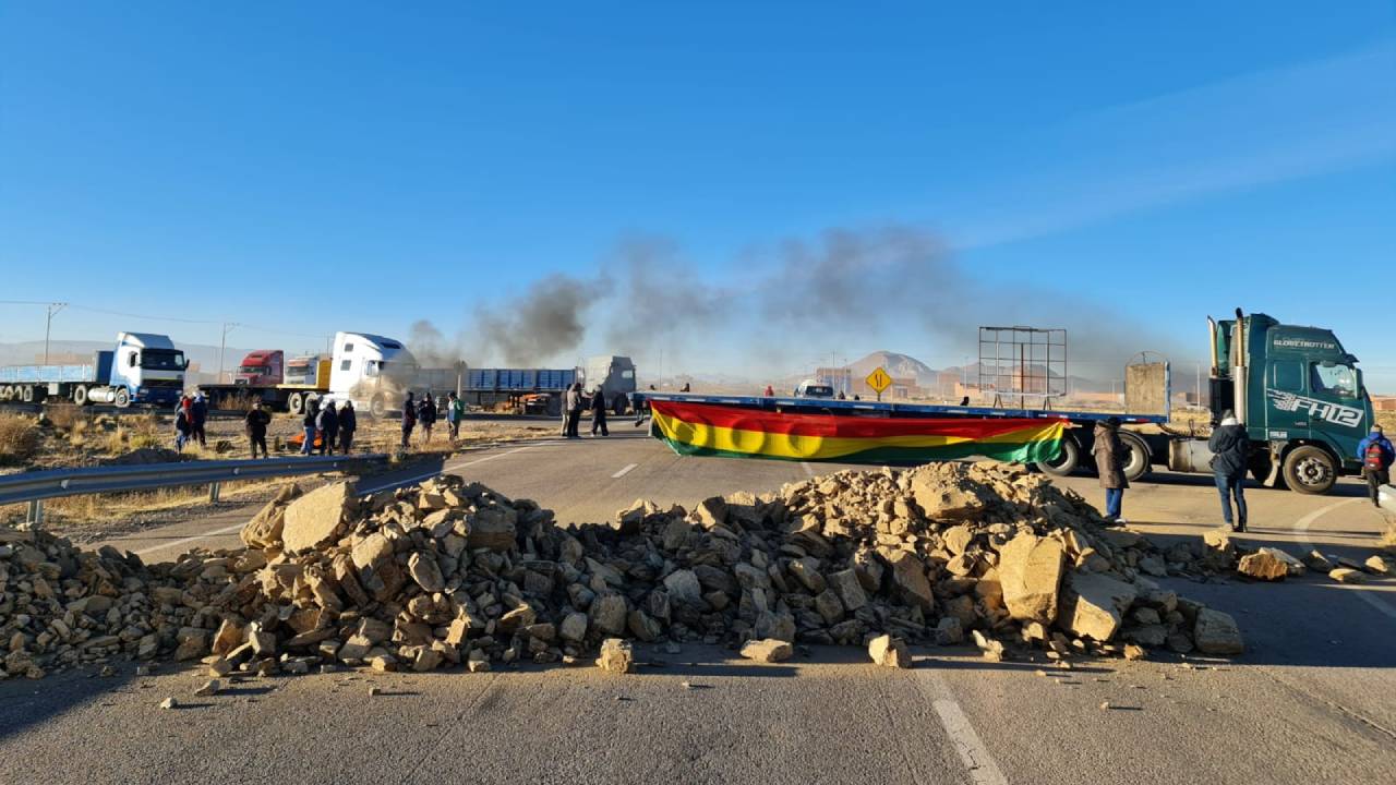 Transporte pesado suspende bloqueos y exige reunión  con el presidente