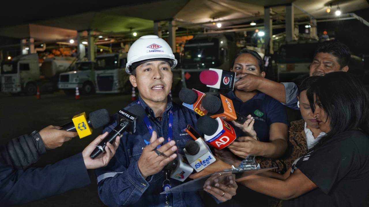 700 cisternas transitan con combustibles a diferentes plantas de YPFB 