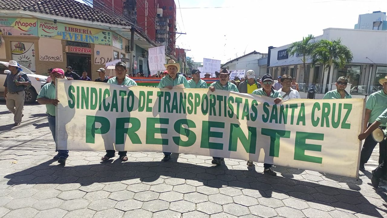 Transportistas realizan marcha en rechazo al reordenamiento urbano