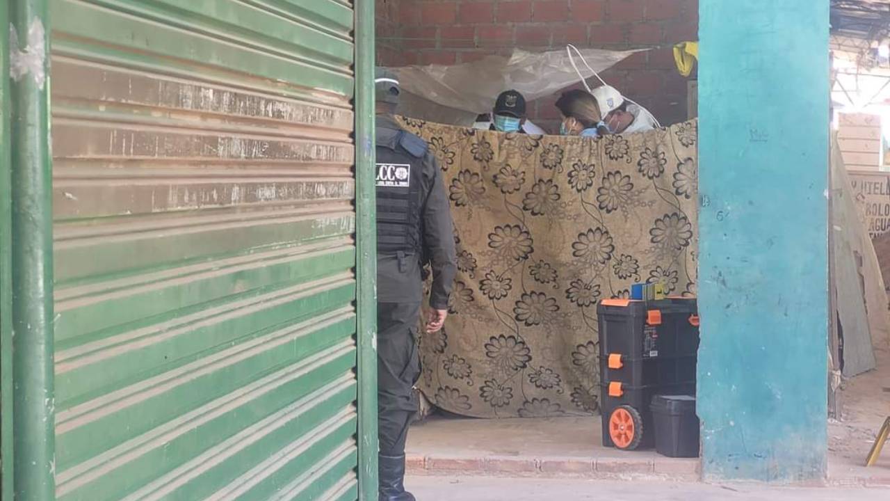 Investigan muerte de padre e hijo en el mercado Bicentenario de Santa Cruz