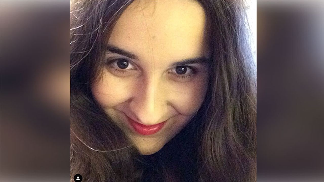 Recaudó cientos de miles de dólares fingiendo que su hija tenía un tumor