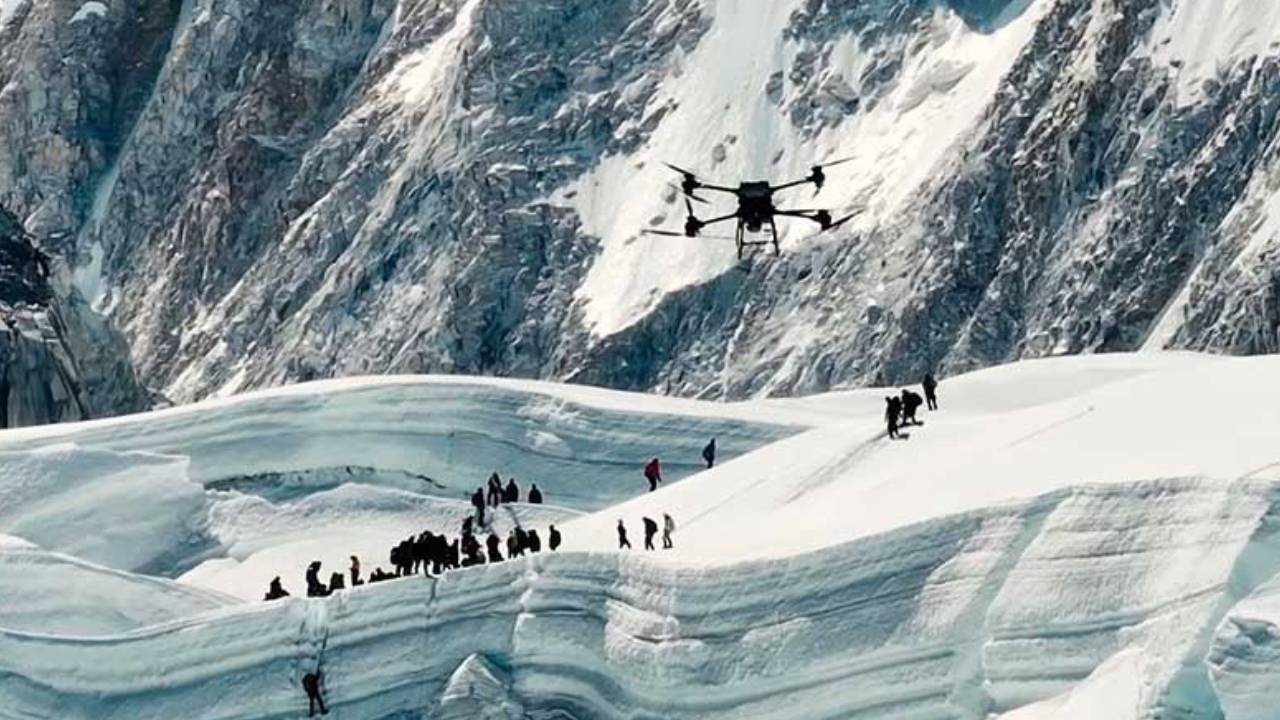 Un dron entrega cargas a 6.000 metros en el monte Everest