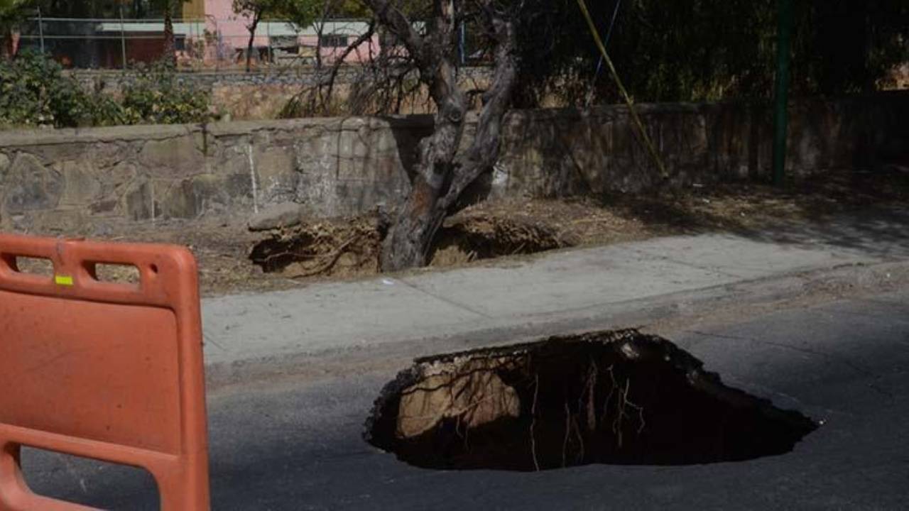 Semapa repara el hundimiento en la Av. Uyuni y corta el agua a Cerro Verde