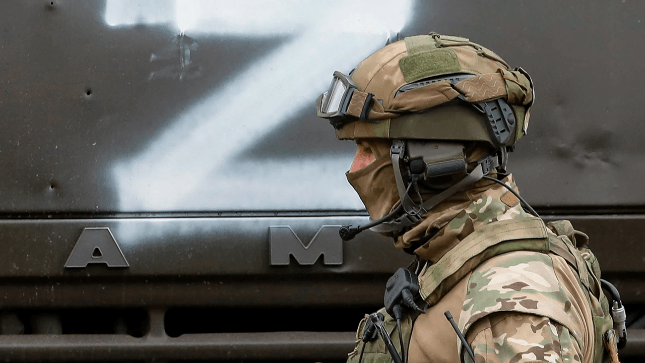 Un soldado ruso se rinde ante un dron ucraniano y es atacado por sus compañeros